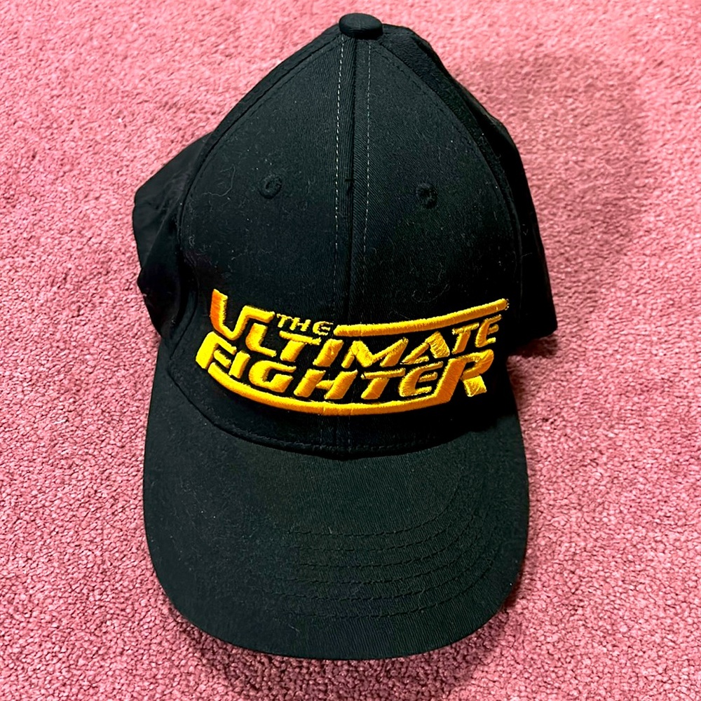 This is a clean FC hat in very good condition.